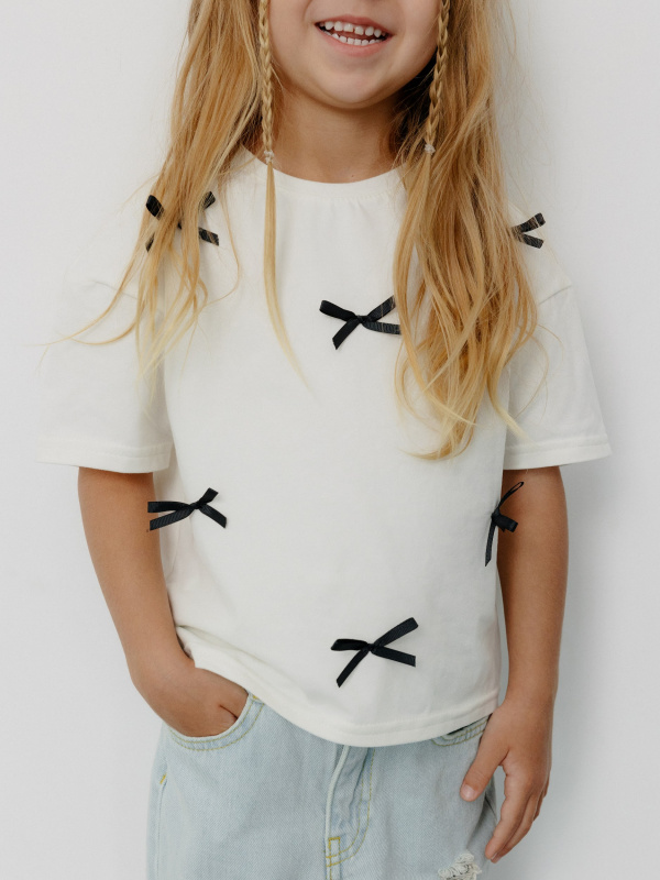 Футболка с черными бантиками