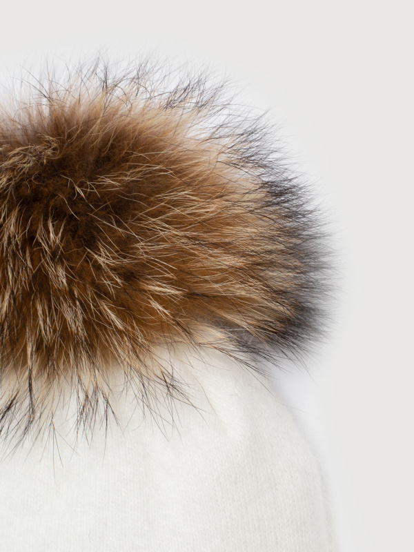 Шапка-шлем с помпоном, Молоко