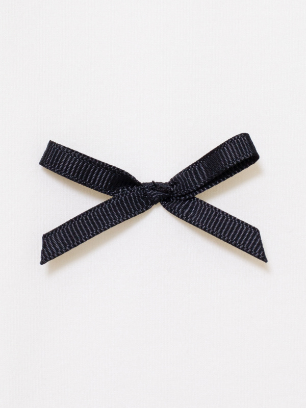 Футболка с черными бантиками