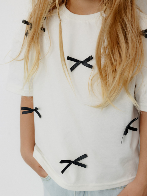 Футболка с черными бантиками