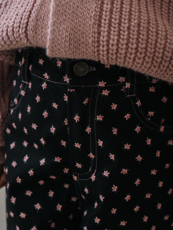 Джинсы в цветочек, Черный