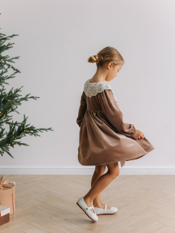 Платье бархатное с воротником